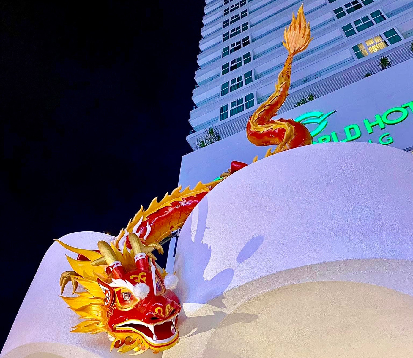 Một số khách sạn, trung tâm thương mại lớn cũng đầu tư mô hình tượng rồng với nhiều kiểu dáng, chất liệu khác nhau.