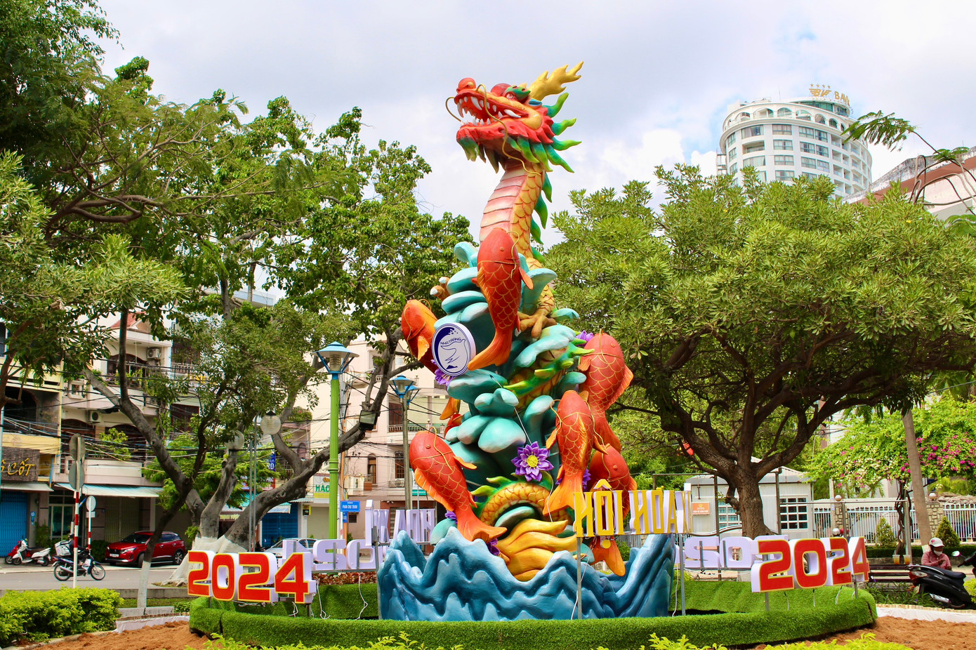 Tại công viên Yến Phi (TP Nha Trang) nơi diễn ra Hội hoa xuân Tết Giáp Thìn 2024, mô hình cá chép vượt vũ môn hóa rồng là điểm nhấn khiến nhiều người thích thú. Theo quan niệm dân gian, cá chép hóa rồng được xem là hình tượng đại diện cho sức mạnh, quyền uy và may mắn.