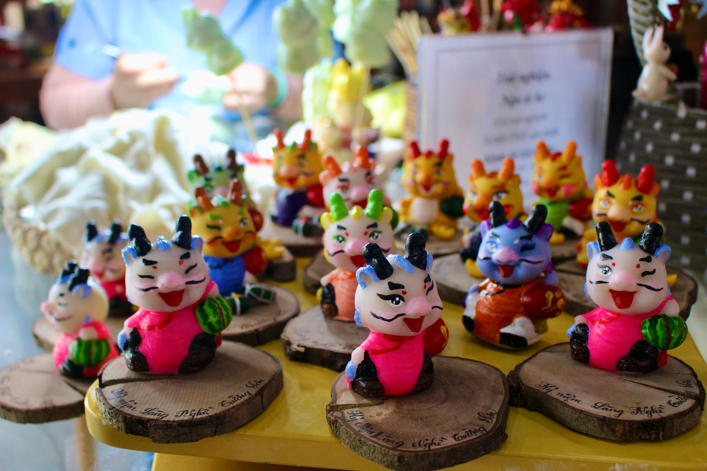 Những chú rồng nhỏ nhắn với tạo hình dễ thương và màu sắc bắt mắt phù hợp làm quà lưu niệm nhân dịp năm mới Giáp Thìn.