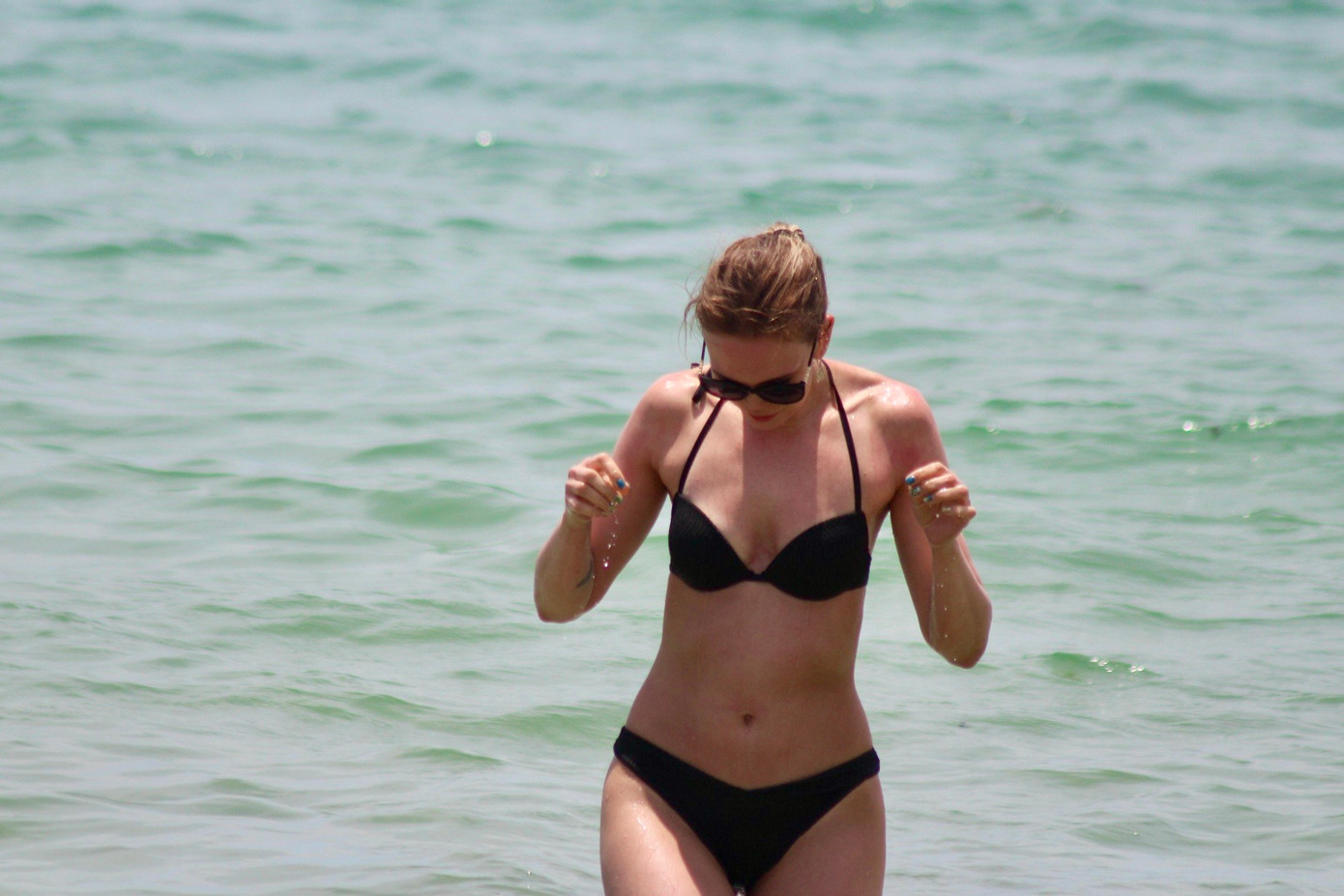 Biển Nha Trang đẹp và an toàn, phù hợp cho du khách và người dân địa phương vui chơi dịp lễ.