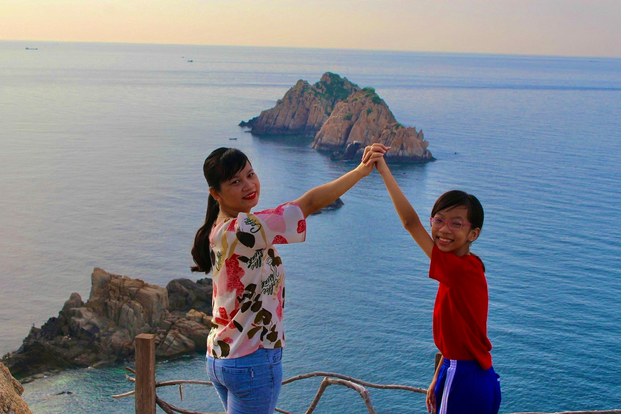 Em Nguyễn Hoàng Gia Minh (12 tuổi) chia sẻ: “Em được biết hải đăng có nhiệm vụ soi đèn cho tàu thuyền di chuyển. Đây là lần đầu đầu tiên em được thấy hải đăng ngoài đời thật. Em rất bất ngờ vì ngọn hải đăng vô cùng cao, lớn và khung cảnh nơi đây thật hùng vĩ”.