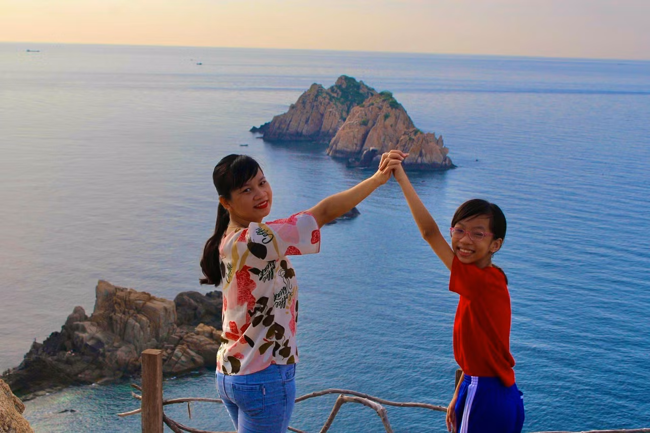 Em Nguyễn Hoàng Gia Minh (12 tuổi) chia sẻ: “Em được biết hải đăng có nhiệm vụ soi đèn cho tàu thuyền di chuyển. Đây là lần đầu đầu tiên em được thấy hải đăng ngoài đời thật. Em rất bất ngờ vì ngọn hải đăng vô cùng cao, lớn và khung cảnh nơi đây thật hùng vĩ”. Em Nguyễn Hoàng Gia Minh (12 tuổi) chia sẻ: “Em được biết hải đăng có nhiệm vụ soi đèn cho tàu thuyền di chuyển. Đây là lần đầu đầu tiên em được thấy hải đăng ngoài đời thật. Em rất bất ngờ vì ngọn hải đăng vô cùng cao, lớn và khung cảnh nơi đây thật hùng vĩ”.