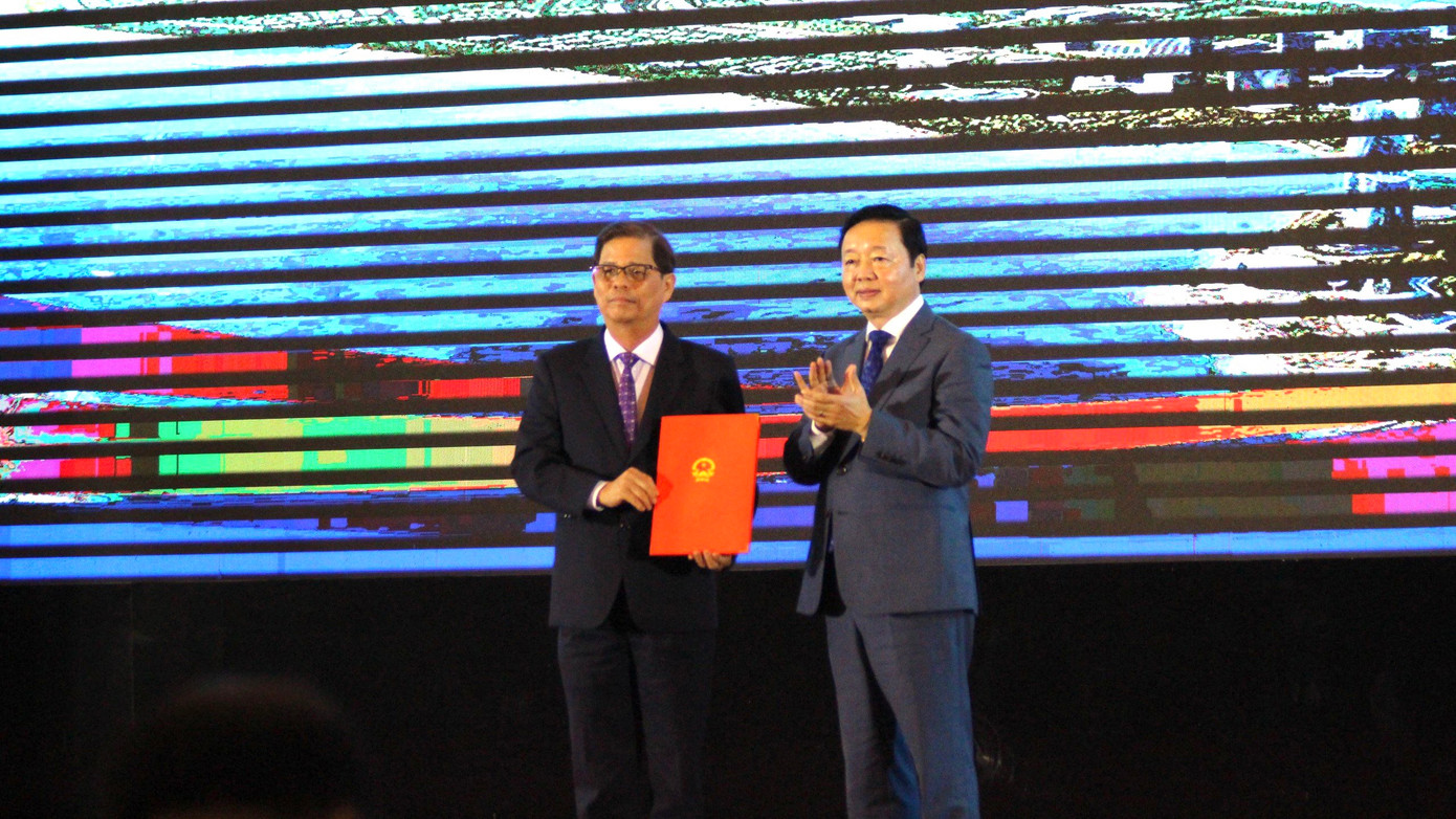 Phó Thủ tướng Trần Hồng Hà trao Quyết định của Thủ tướng Chính phủ Phê duyệt Quy hoạch chung đô thị mới Cam Lâm đến năm 2045 cho Chủ tịch UBND tỉnh Khánh Hòa Nguyễn Tấn Tuân. (Ảnh: KN). Phó Thủ tướng Trần Hồng Hà trao Quyết định của Thủ tướng Chính phủ Phê duyệt Quy hoạch chung đô thị mới Cam Lâm đến năm 2045 cho Chủ tịch UBND tỉnh Khánh Hòa Nguyễn Tấn Tuân. (Ảnh: KN).