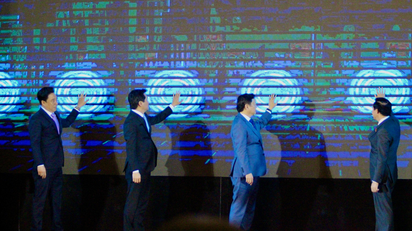 Các vị lãnh đạo Trung ương, Bộ Xây dựng, tỉnh Khánh Hòa và huyện Cam Lâm thực hiện nghi thức công bố quy hoạch. (Ảnh KN). Các vị lãnh đạo Trung ương, Bộ Xây dựng, tỉnh Khánh Hòa và huyện Cam Lâm thực hiện nghi thức công bố quy hoạch. (Ảnh KN).