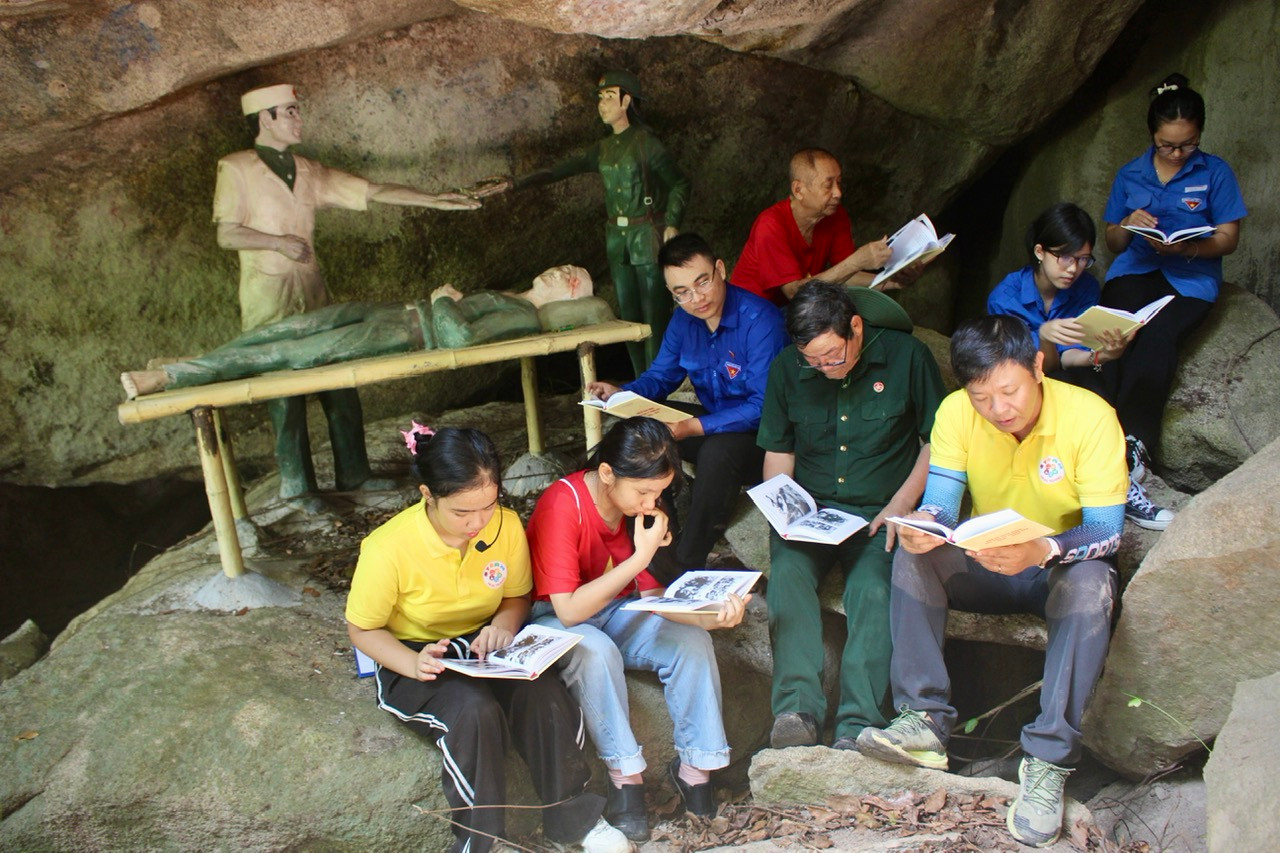 Khi đã vào được trong hang, mỗi người đều chăm chú khám phá, tìm hiểu những kiến thức quý báu thông qua tư liệu về Khu căn cứ cách mạng Đồng Bò và những hình ảnh tái dựng hoạt động chữa trị cho các chiến sĩ.