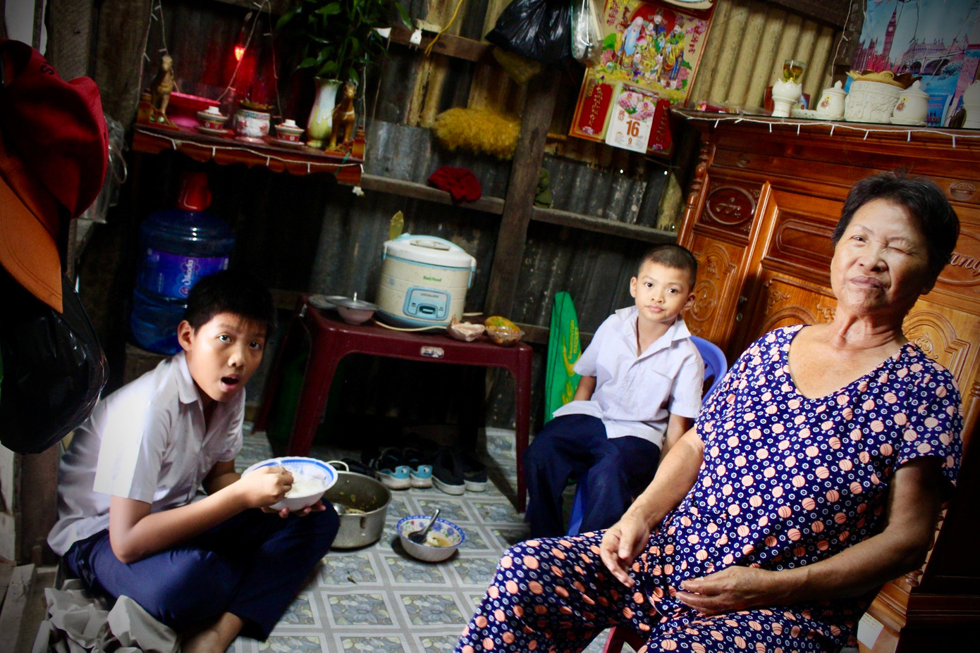 Căn nhà nhỏ chỉ chừng 30m2 là nơi sinh sống của 5 thành viên gia đình bà Hồ Thị Lượm (65 tuổi). “Nhà có 2 cháu đang tuổi ăn tuổi học nhưng diện tích lại nhỏ nên các cháu phải học tập, ăn uống, ngủ nghỉ trên cùng một chỗ. Tôi rất mong muốn được tạo điều kiện tái định cư để con cháu có cơ hội phát triển tốt hơn”, bà Lượm nói. Căn nhà nhỏ chỉ chừng 30m2 là nơi sinh sống của 5 thành viên gia đình bà Hồ Thị Lượm (65 tuổi). “Nhà có 2 cháu đang tuổi ăn tuổi học nhưng diện tích lại nhỏ nên các cháu phải học tập, ăn uống, ngủ nghỉ trên cùng một chỗ. Tôi rất mong muốn được tạo điều kiện tái định cư để con cháu có cơ hội phát triển tốt hơn”, bà Lượm nói.