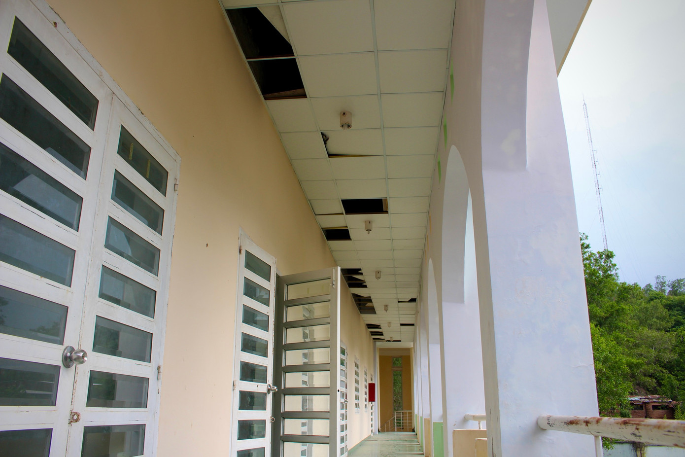 Trần hành lang tầng 2 bị bong tróc hầu hết lớp la phông. Những ngày mưa, nước chảy qua la phông rồi rơi xuống sàn tiềm ẩn nhiều rủi ro cho các em nhỏ. Trần hành lang tầng 2 bị bong tróc hầu hết lớp la phông. Những ngày mưa, nước chảy qua la phông rồi rơi xuống sàn tiềm ẩn nhiều rủi ro cho các em nhỏ.