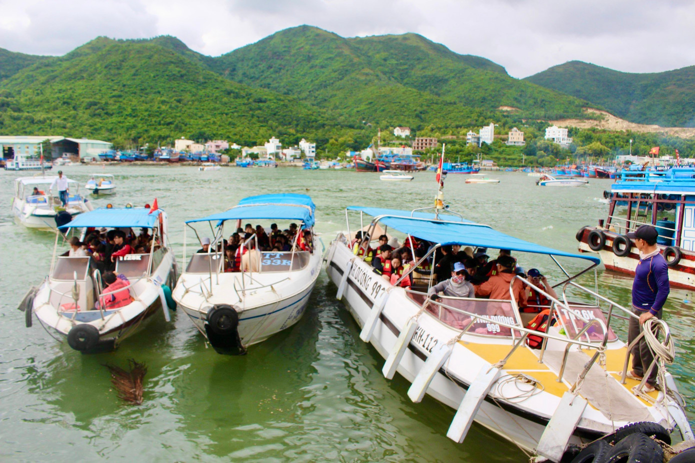 Các tour biển đảo và các hoạt động du lịch trên biển vẫn là sự lựa chọn hàng đầu của nhiều du khách.