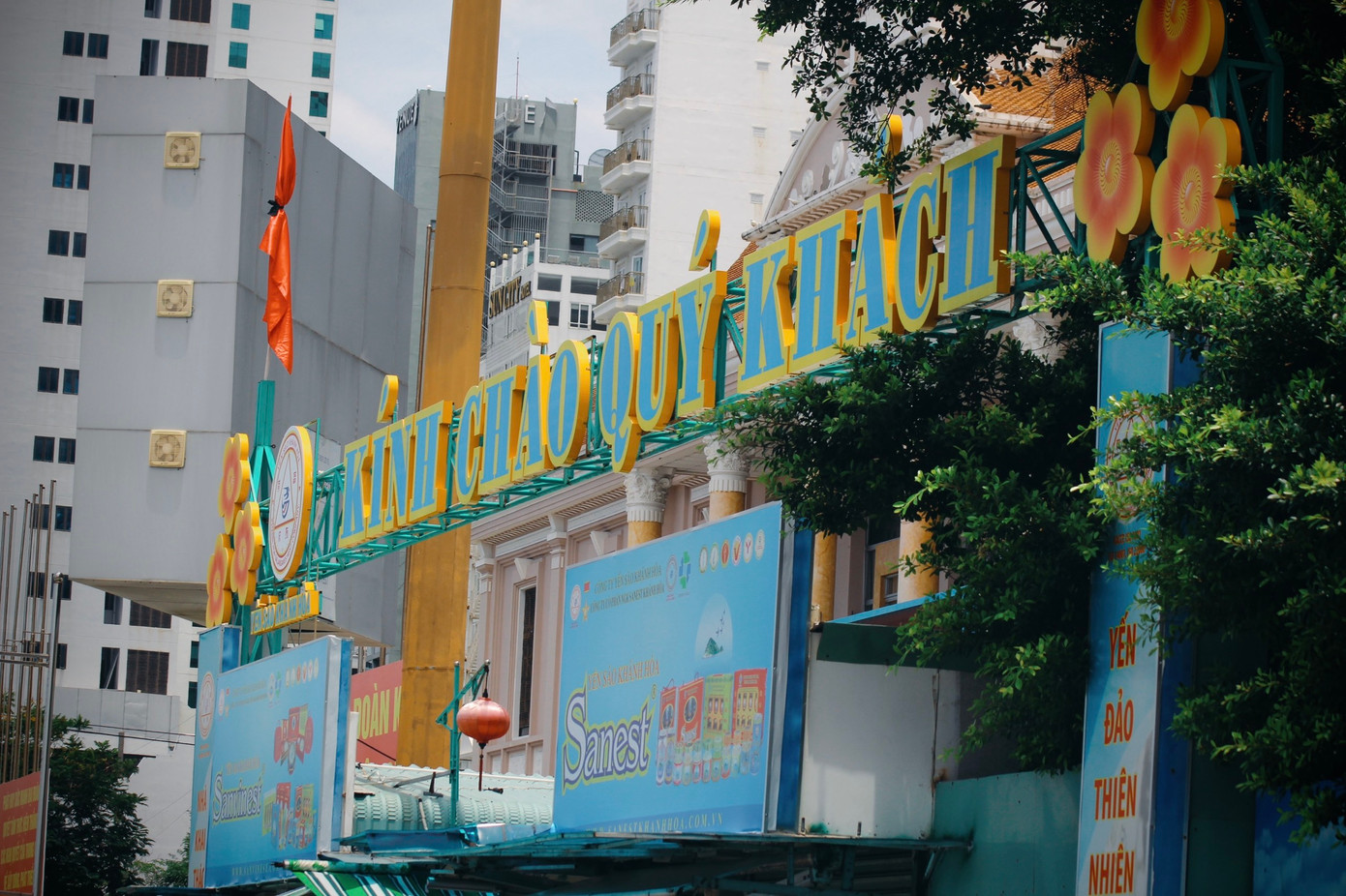 Hình ảnh lá cờ Tổ quốc cùng dải băng đen trên cổng chào chợ đêm TP. Nha Trang. Hình ảnh lá cờ Tổ quốc cùng dải băng đen trên cổng chào chợ đêm TP. Nha Trang.