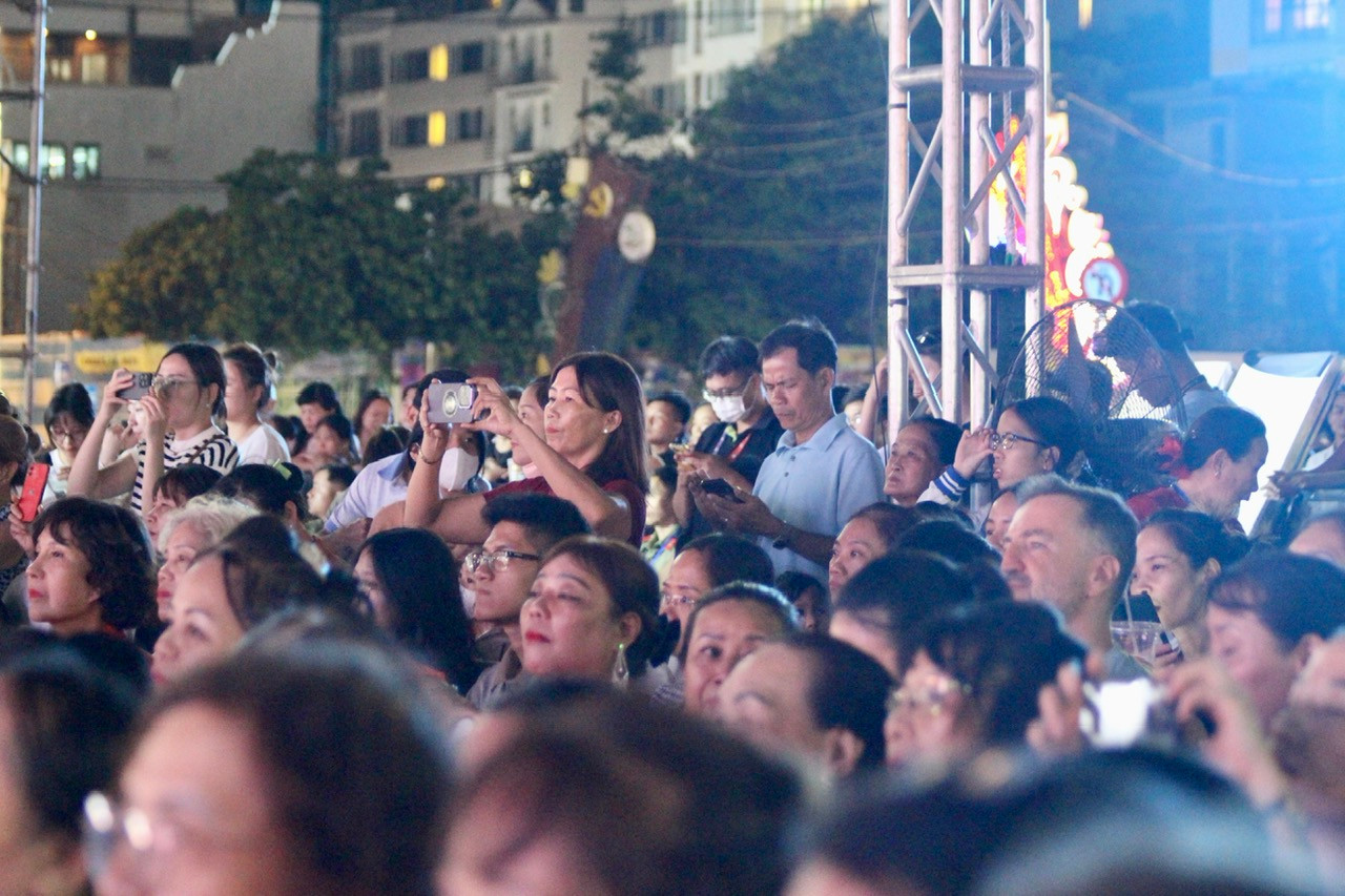 Liên hoan du lịch biển Nha Trang 2024 thu hút gần 400.000 lượt khách.