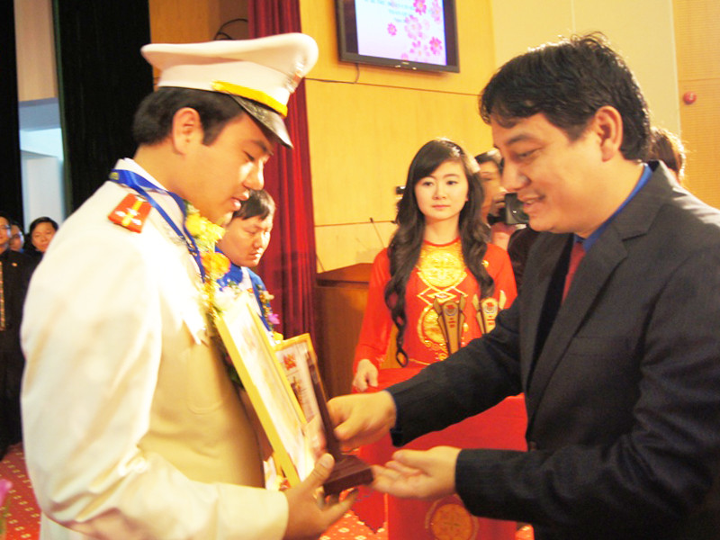 Anh Nguyễn Đắc Vinh trao bằng khen cho các gương mặt trẻ tiêu biểu