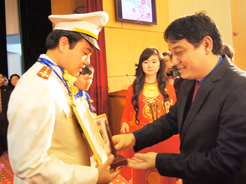 Anh Nguyễn Đắc Vinh trao bằng khen cho các gương mặt trẻ tiêu biểu