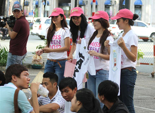 Không ngại ngùng khi đứng trước đông người để mời mua áo