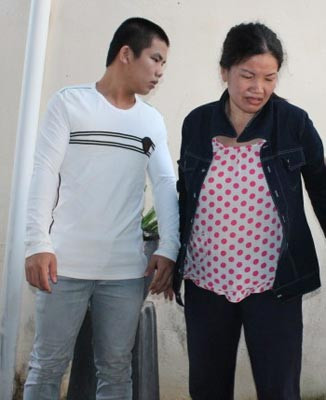 Chị Hồng khóc cay đắng khi bị con lừa tiền đi ăn chơi