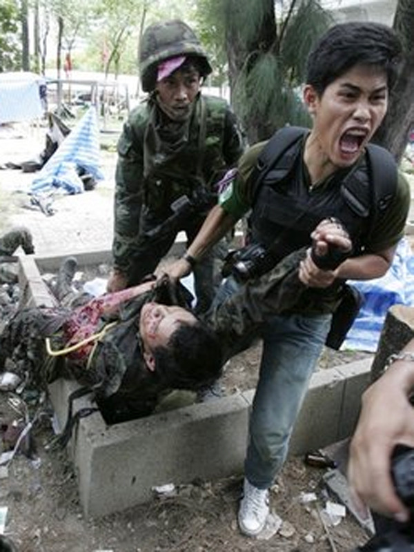 Một lính quân đội bị trúng lựu đạn của phe Áo đỏ. Ảnh: AP