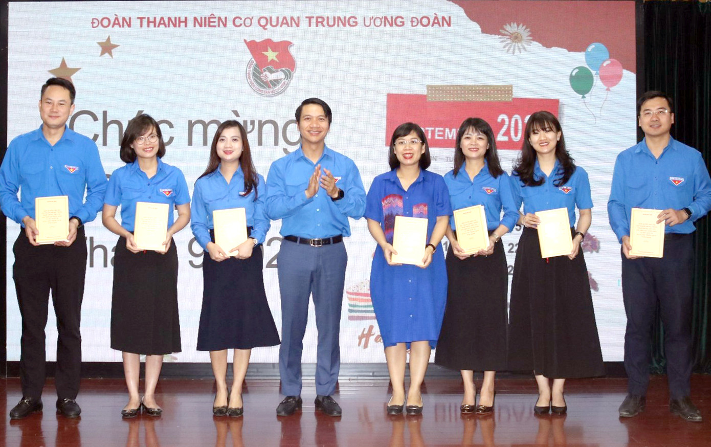 Anh Nguyễn Ngọc Lương tặng cuốn sách “Kiên quyết, kiên trì đấu tranh phòng, chống tham nhũng, tiêu cực, góp phần xây dựng Đảng và Nhà nước ta ngày càng trong sạch, vững mạnh” của Tổng Bí thư Nguyễn Phú Trọng cho cán bộ T.Ư Đoàn. Ảnh: Trung Nguyên