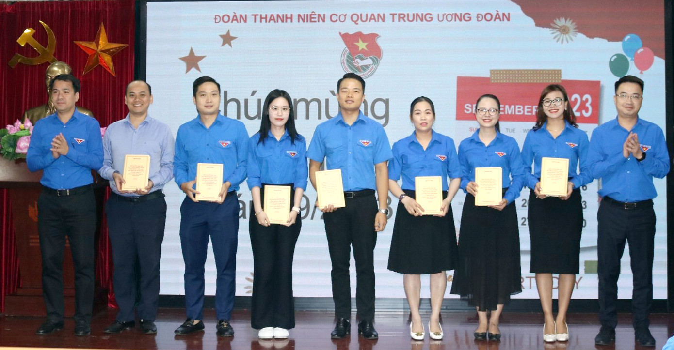 Anh Ngô Văn Cương và anh Nguyễn Tường Lâm tặng cuốn sách “Kiên quyết, kiên trì đấu tranh phòng, chống tham nhũng, tiêu cực, góp phần xây dựng Đảng và Nhà nước ta ngày càng trong sạch, vững mạnh” của Tổng Bí thư Nguyễn Phú Trọng cho cán bộ T.Ư Đoàn. Ảnh: Trung Nguyên