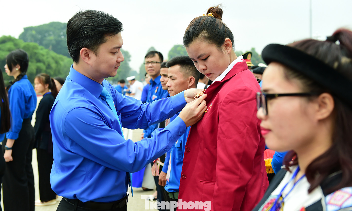 Anh Nguyễn Minh Triết - Bí thư T.Ư Đoàn, Chủ tịch T.Ư Hội Sinh viên Việt Nam trao Huy hiệu Thanh niên tiên tiến làm theo lời Bác cho gương tiêu biểu năm 2023. Ảnh: Xuân Tùng Anh Nguyễn Minh Triết - Bí thư T.Ư Đoàn, Chủ tịch T.Ư Hội Sinh viên Việt Nam trao Huy hiệu Thanh niên tiên tiến làm theo lời Bác cho gương tiêu biểu năm 2023. Ảnh: Xuân Tùng