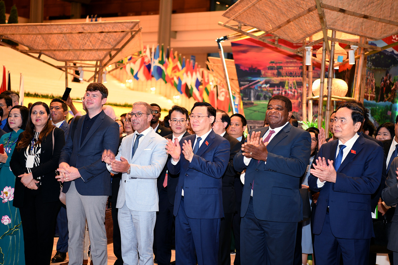 Chủ tịch Quốc hội Vương Đình Huệ và các đại biểu trong nước, quốc tế dự khai mạc triển lãm. Ảnh: Như Ý Chủ tịch Quốc hội Vương Đình Huệ và các đại biểu trong nước, quốc tế dự khai mạc triển lãm. Ảnh: Như Ý