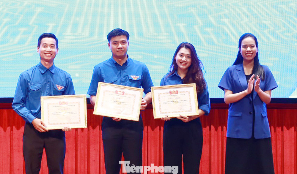 Chị Nguyễn Ny Hương trao khen thưởng tại chương trình. Ảnh: Vương Bảo Anh