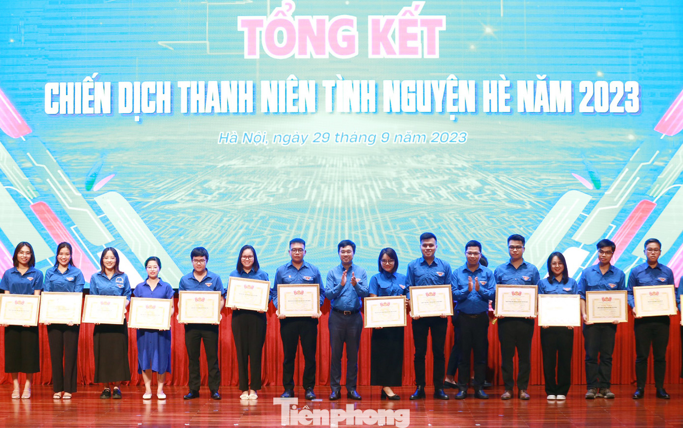 Anh Bùi Hoàng Tùng trao khen thưởng tại chương trình. Ảnh: Vương Bảo Anh