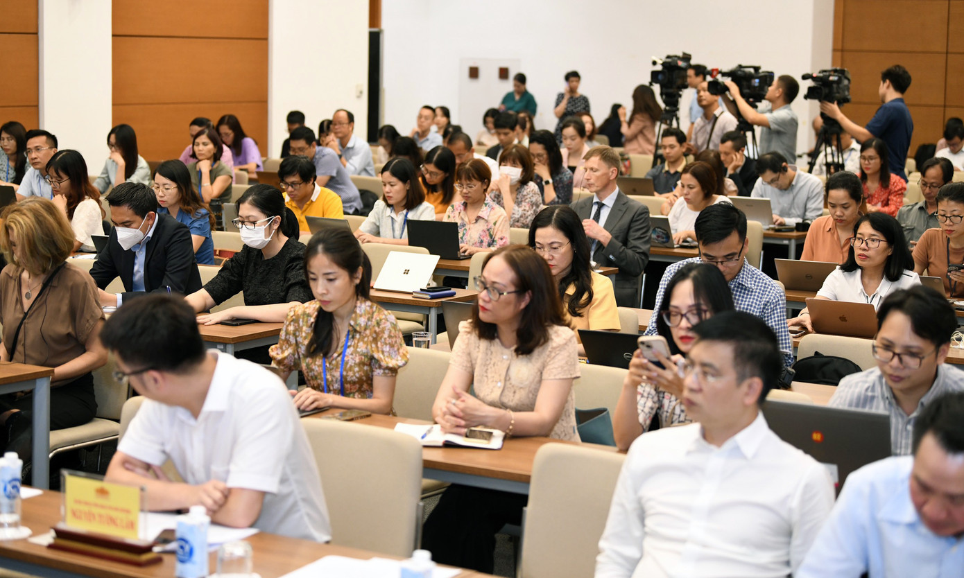 Phóng viên của nhiều cơ quan thông tấn báo chí tham dự chương trình họp báo. Ảnh: Như Ý