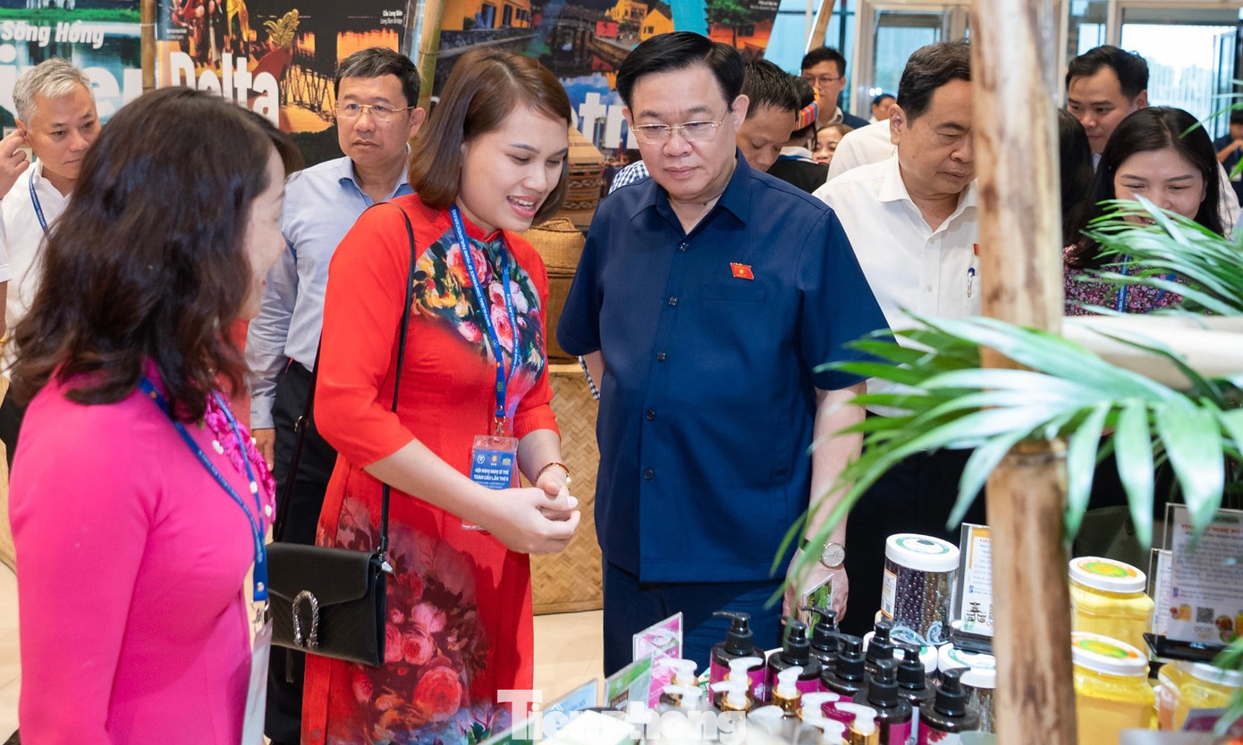 Chủ tịch Quốc hội Vương Đình Huệ kiểm tra khu vực triển lãm. (Ảnh: Nhật Minh) Chủ tịch Quốc hội Vương Đình Huệ kiểm tra khu vực triển lãm. (Ảnh: Nhật Minh)