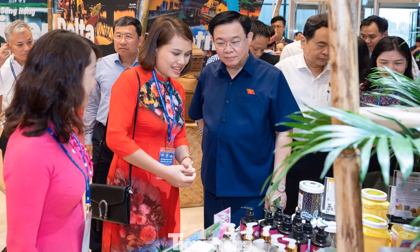 Chủ tịch Quốc hội Vương Đình Huệ kiểm tra khu vực triển lãm. (Ảnh: Nhật Minh) Chủ tịch Quốc hội Vương Đình Huệ kiểm tra khu vực triển lãm. (Ảnh: Nhật Minh)