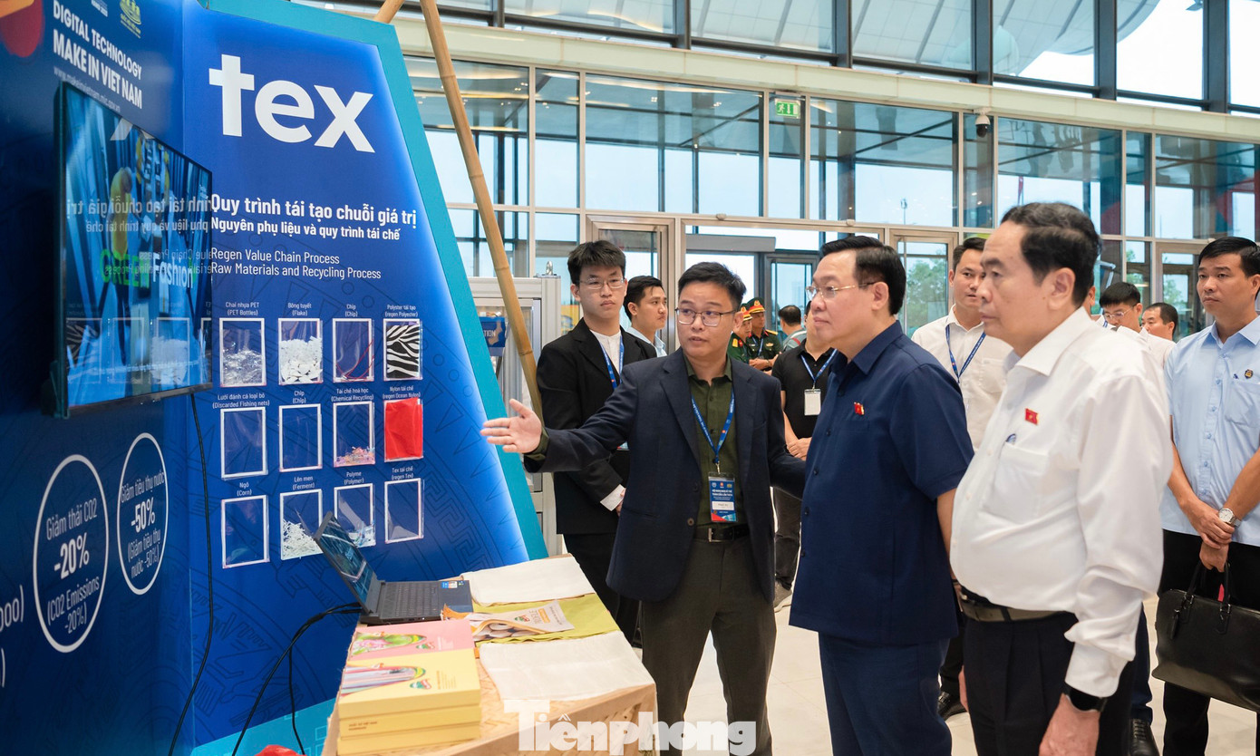 Chủ tịch Quốc hội Vương Đình Huệ kiểm tra khu vực triển lãm. (Ảnh: Nhật Minh) Chủ tịch Quốc hội Vương Đình Huệ kiểm tra khu vực triển lãm. (Ảnh: Nhật Minh)