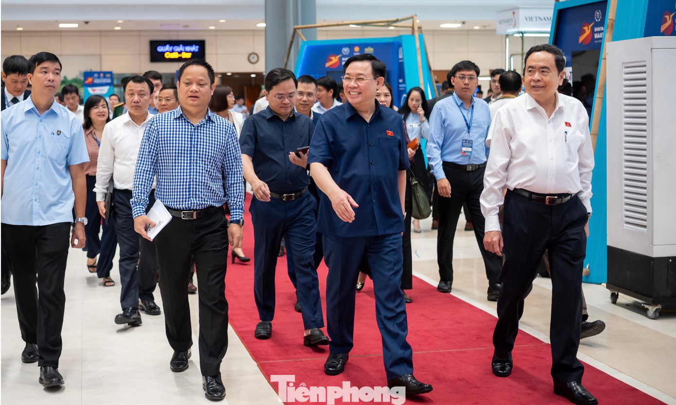 Chủ tịch Quốc hội Vương Đình Huệ và các đại biểu kiểm tra công tác chuẩn bị tổ chức Hội nghị Nghị sĩ trẻ toàn cầu lần thứ 9. (Ảnh: Nhật Minh) Chủ tịch Quốc hội Vương Đình Huệ và các đại biểu kiểm tra công tác chuẩn bị tổ chức Hội nghị Nghị sĩ trẻ toàn cầu lần thứ 9. (Ảnh: Nhật Minh)