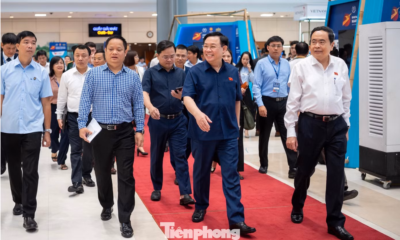 Chủ tịch Quốc hội Vương Đình Huệ và các đại biểu kiểm tra công tác chuẩn bị tổ chức Hội nghị Nghị sĩ trẻ toàn cầu lần thứ 9. (Ảnh: Nhật Minh) Chủ tịch Quốc hội Vương Đình Huệ và các đại biểu kiểm tra công tác chuẩn bị tổ chức Hội nghị Nghị sĩ trẻ toàn cầu lần thứ 9. (Ảnh: Nhật Minh)