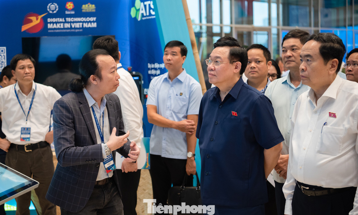 Chủ tịch Quốc hội Vương Đình Huệ kiểm tra khu vực triển lãm. (Ảnh: Nhật Minh) Chủ tịch Quốc hội Vương Đình Huệ kiểm tra khu vực triển lãm. (Ảnh: Nhật Minh)