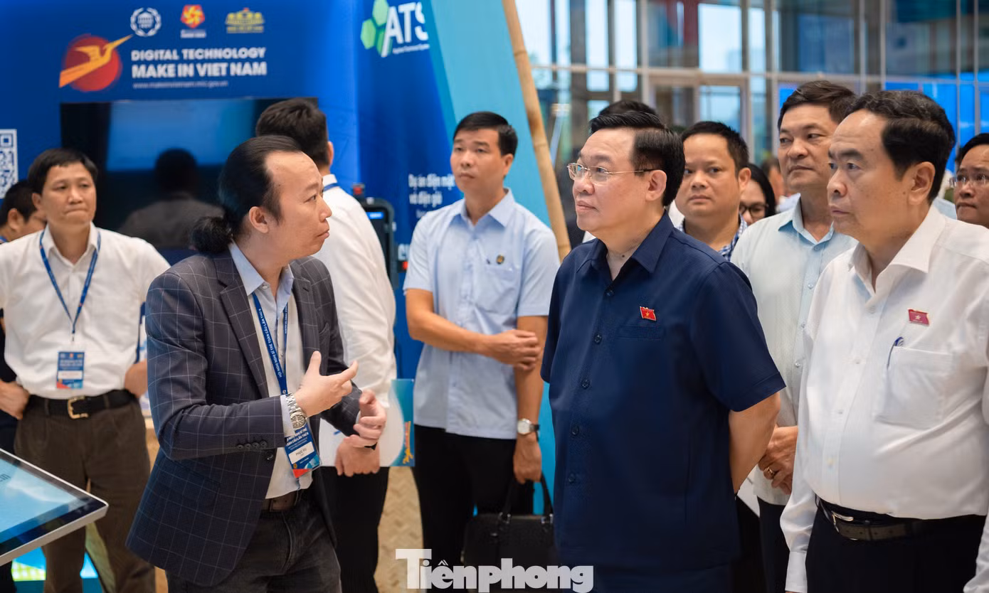 Chủ tịch Quốc hội Vương Đình Huệ kiểm tra khu vực triển lãm. (Ảnh: Nhật Minh) Chủ tịch Quốc hội Vương Đình Huệ kiểm tra khu vực triển lãm. (Ảnh: Nhật Minh)