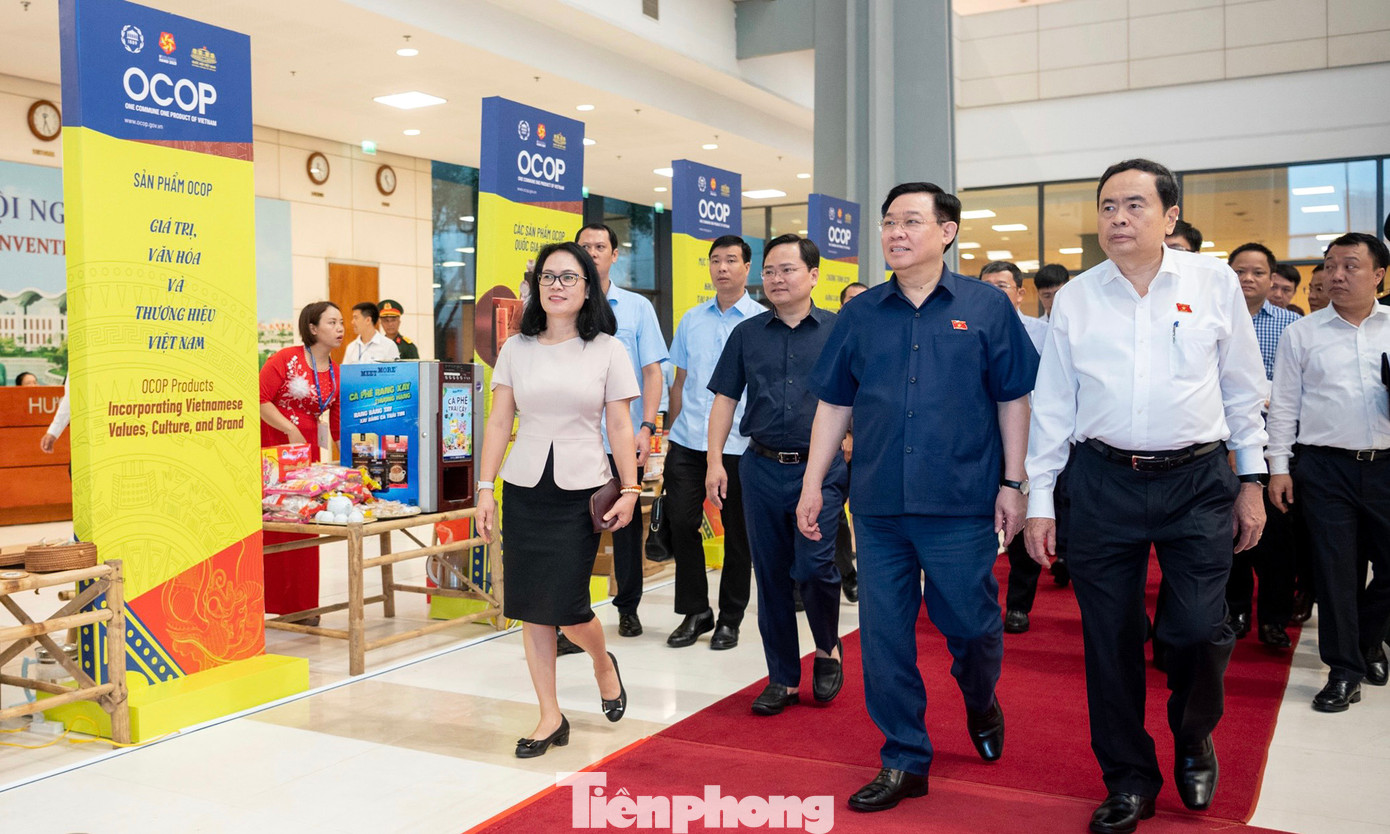 Chủ tịch Quốc hội Vương Đình Huệ kiểm tra khu vực triển lãm. (Ảnh: Nhật Minh) Chủ tịch Quốc hội Vương Đình Huệ kiểm tra khu vực triển lãm. (Ảnh: Nhật Minh)