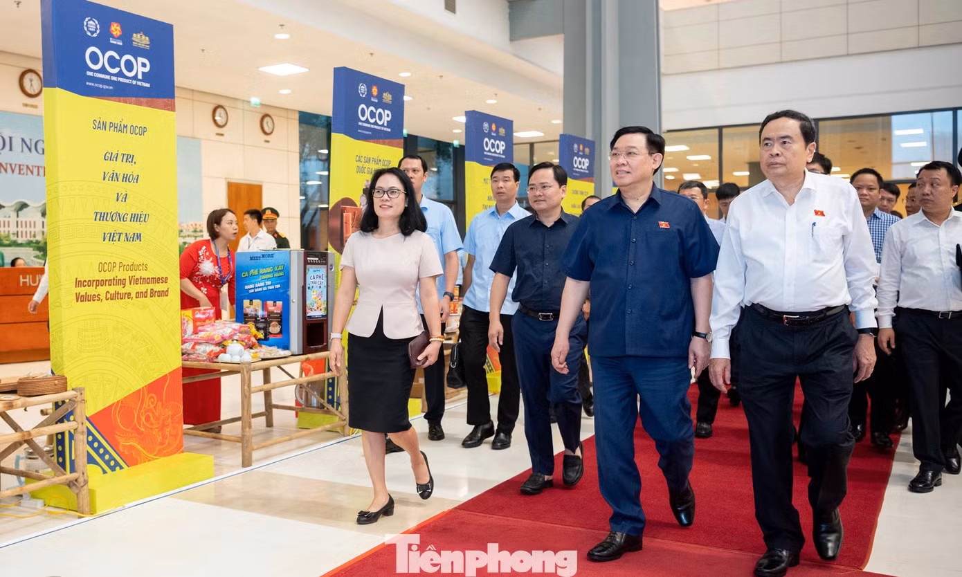Chủ tịch Quốc hội Vương Đình Huệ kiểm tra khu vực triển lãm. (Ảnh: Nhật Minh) Chủ tịch Quốc hội Vương Đình Huệ kiểm tra khu vực triển lãm. (Ảnh: Nhật Minh)