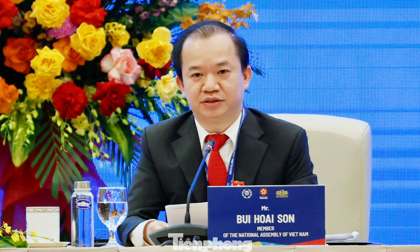 PGS.TS Bùi Hoài Sơn trao đổi tại ý kiến tại phiên thảo luận.