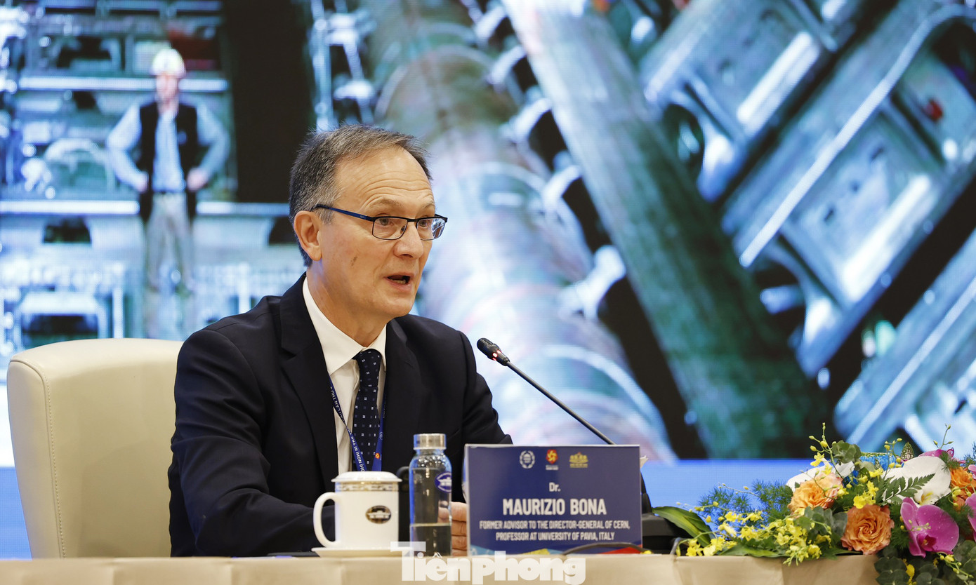 Ông Maurizio Bona phát biểu đề dẫn phiên thảo luận.