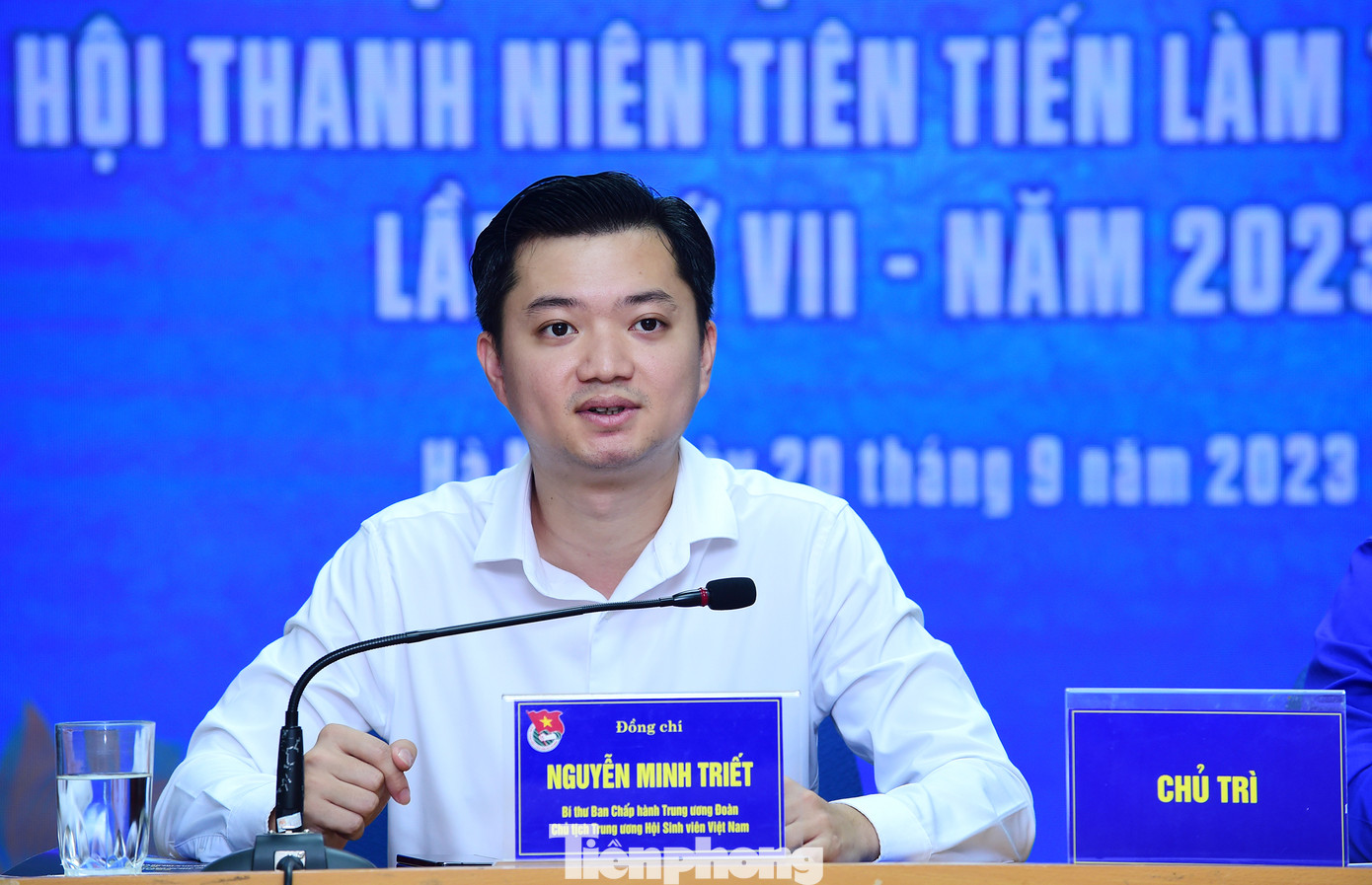 Anh Nguyễn Minh Triết trao đổi thông tin tại buổi họp báo. Ảnh: Xuân Tùng