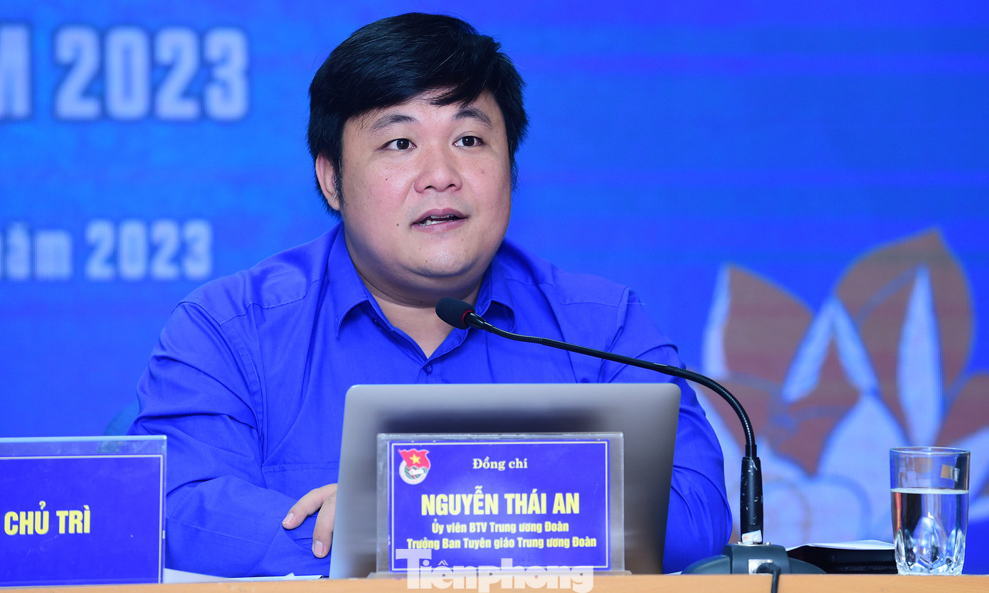 Anh Nguyễn Thái An trao đổi thông tin tại buổi gặp mặt báo chí. Ảnh: Xuân Tùng