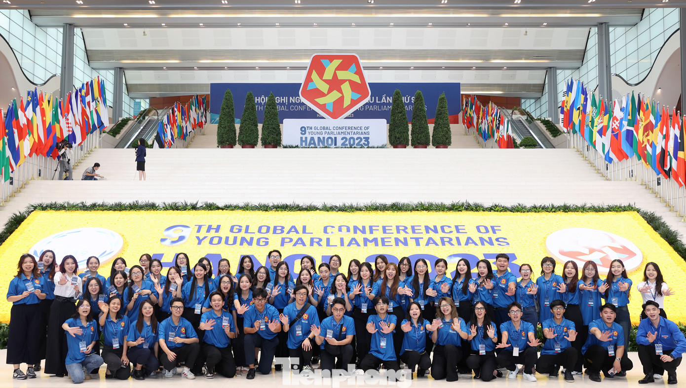 Các tình nguyện viên, liên lạc viên tham gia phục vụ Hội nghị Nghị sĩ trẻ toàn cầu lần thứ 9. Ảnh: Minh Sơn Các tình nguyện viên, liên lạc viên tham gia phục vụ Hội nghị Nghị sĩ trẻ toàn cầu lần thứ 9. Ảnh: Minh Sơn