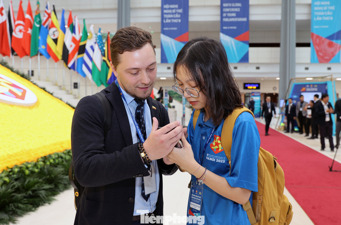 Các tình nguyện viên, liên lạc viên tham gia phục vụ Hội nghị Nghị sĩ trẻ toàn cầu lần thứ 9. Ảnh: Minh Sơn Các tình nguyện viên, liên lạc viên tham gia phục vụ Hội nghị Nghị sĩ trẻ toàn cầu lần thứ 9. Ảnh: Minh Sơn