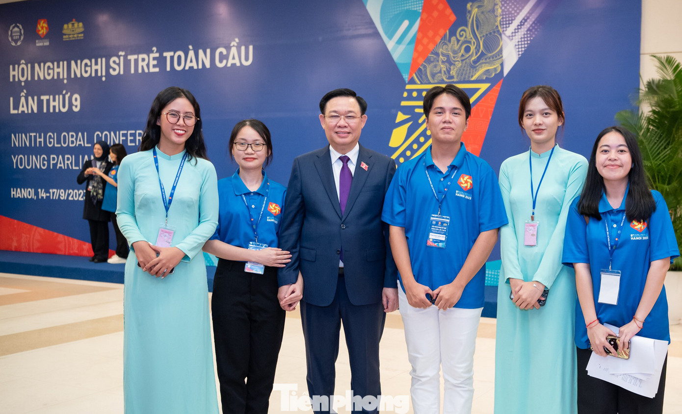 Phoyphallinh Vilaysouk (ngoài cùng bên phải) và các tình nguyện viên vinh dự chụp ảnh cùng Chủ tịch Quốc hội Vương Đình Huệ. Ảnh: NVCC Phoyphallinh Vilaysouk (ngoài cùng bên phải) và các tình nguyện viên vinh dự chụp ảnh cùng Chủ tịch Quốc hội Vương Đình Huệ. Ảnh: NVCC