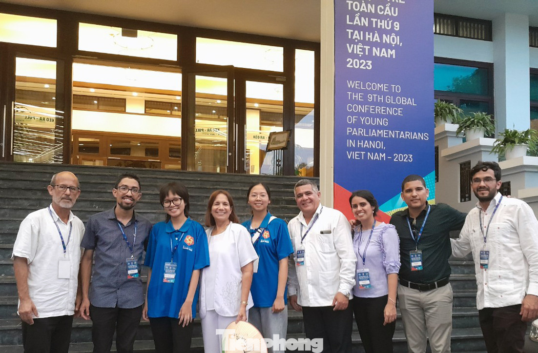 Hoài Thu (thứ ba từ trái sang) vinh dự chụp ảnh cùng bà Ana Maria Mari Machado (thứ tư từ trái sang) và thành viên đoàn đại biểu Cuba tham dự Hội nghị Nghị sĩ trẻ toàn cầu lần thứ 9. Ảnh: NVCC Hoài Thu (thứ ba từ trái sang) vinh dự chụp ảnh cùng bà Ana Maria Mari Machado (thứ tư từ trái sang) và thành viên đoàn đại biểu Cuba tham dự Hội nghị Nghị sĩ trẻ toàn cầu lần thứ 9. Ảnh: NVCC