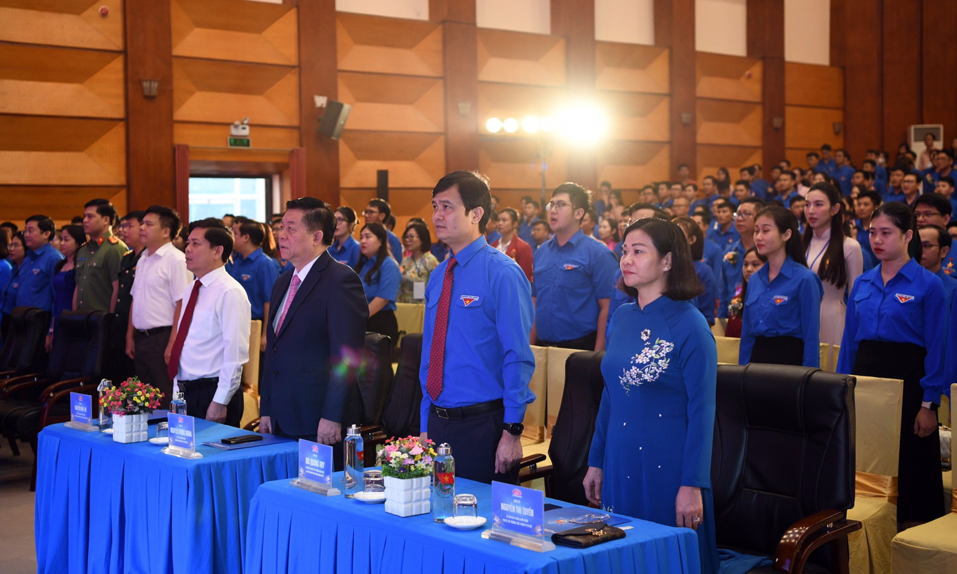 Các đại biểu thực hiện nghi lễ chào cờ tại Đại hội Thanh niên tiên tiến làm theo lời Bác lần thứ VII.