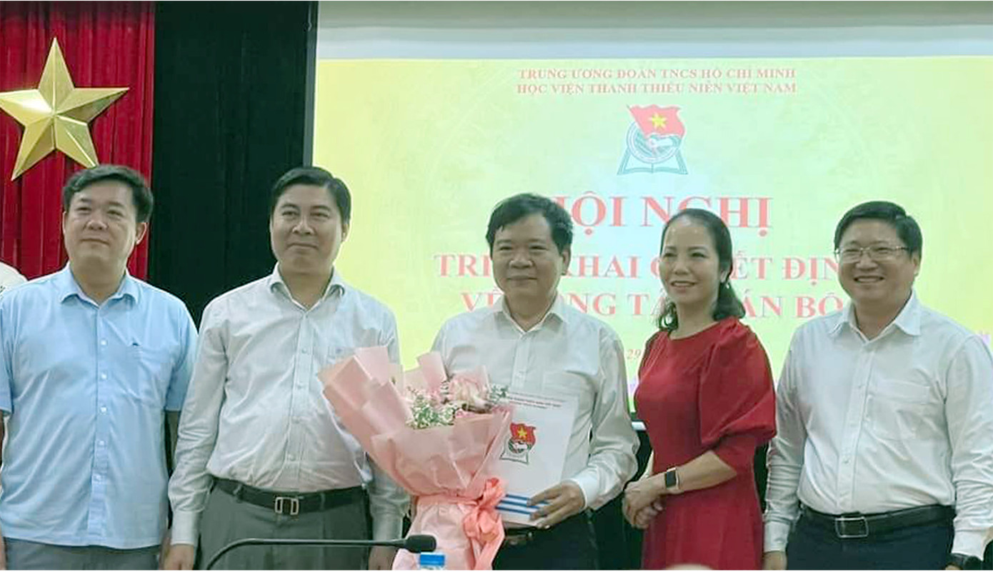 TS. Trịnh Minh Thái (ngoài cùng bên phải) cùng Ban Giám đốc Học viện chúc mừng tân Phó Giám đốc Học viện Đặng Vũ Tùng. TS. Trịnh Minh Thái (ngoài cùng bên phải) cùng Ban Giám đốc Học viện chúc mừng tân Phó Giám đốc Học viện Đặng Vũ Tùng.