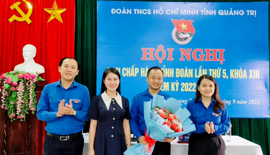 Anh Nguyễn Quốc Toản (thứ hai từ phải sang) được bầu làm Phó Bí thư Tỉnh Đoàn Quảng Trị. Anh Nguyễn Quốc Toản (thứ hai từ phải sang) được bầu làm Phó Bí thư Tỉnh Đoàn Quảng Trị.