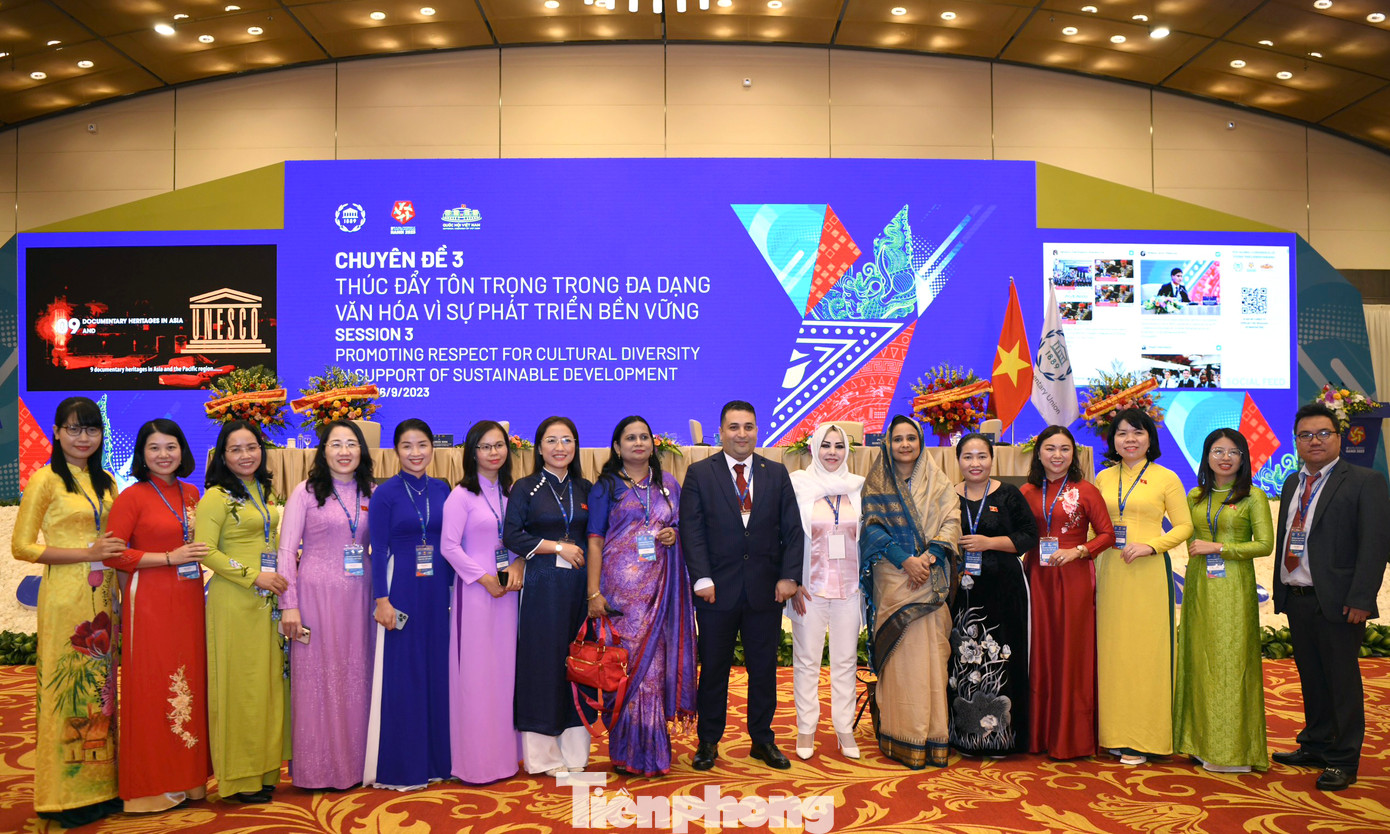 Các đại biểu tham dự phiên thảo luận chụp ảnh lưu niệm