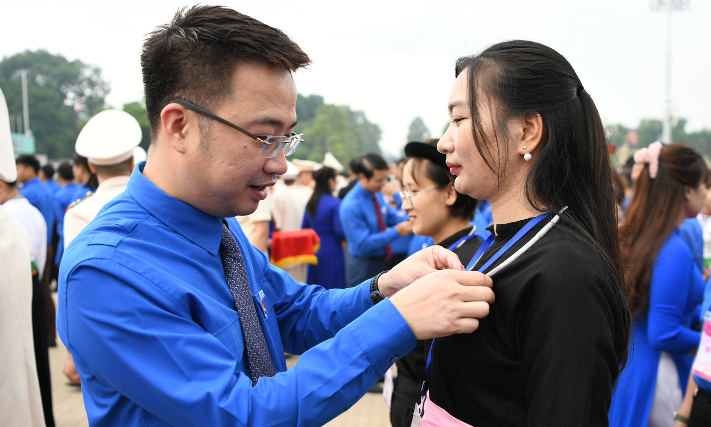 Anh Nguyễn Tường Lâm - Bí thư T.Ư Đoàn trao Huy hiệu Thanh niên tiên tiến làm theo lời Bác cho gương tiêu biểu. Anh Nguyễn Tường Lâm - Bí thư T.Ư Đoàn trao Huy hiệu Thanh niên tiên tiến làm theo lời Bác cho gương tiêu biểu.