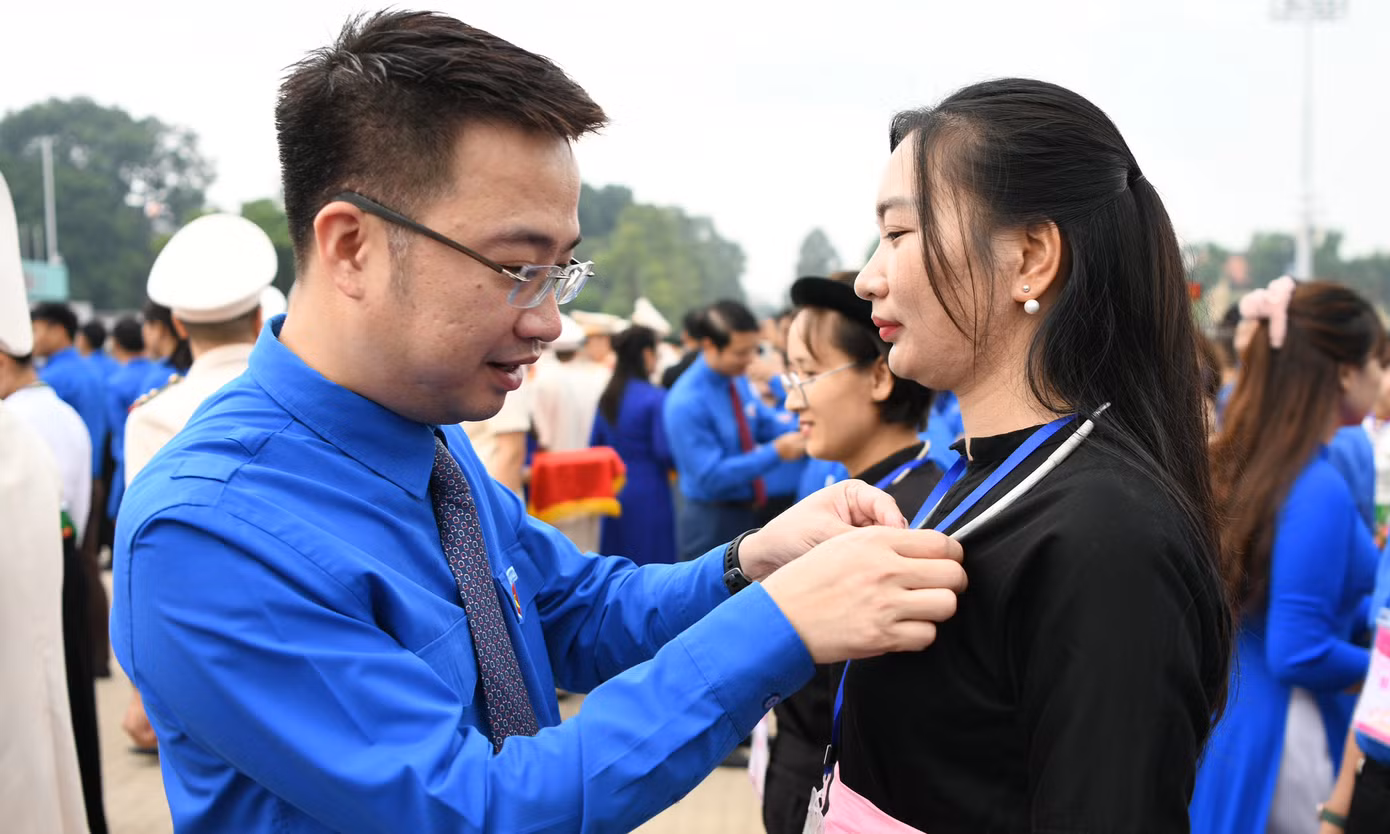 Anh Nguyễn Tường Lâm - Bí thư T.Ư Đoàn trao Huy hiệu Thanh niên tiên tiến làm theo lời Bác cho gương tiêu biểu. Anh Nguyễn Tường Lâm - Bí thư T.Ư Đoàn trao Huy hiệu Thanh niên tiên tiến làm theo lời Bác cho gương tiêu biểu.