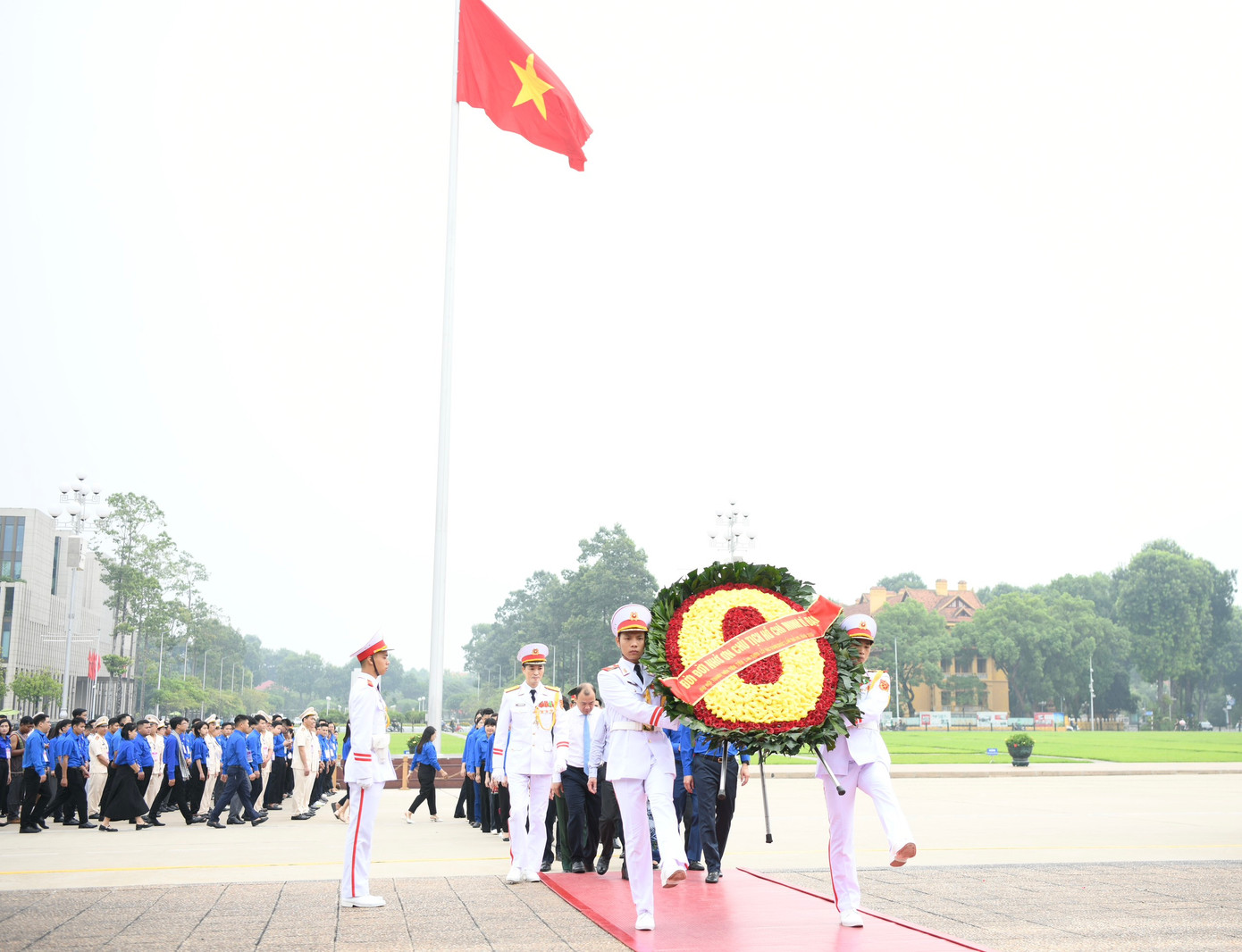 Đoàn đại biểu Đại hội Thanh niên tiên tiến làm theo lời Bác lần thứ VII vào Lăng viếng Chủ tịch Hồ Chí Minh. Đoàn đại biểu Đại hội Thanh niên tiên tiến làm theo lời Bác lần thứ VII vào Lăng viếng Chủ tịch Hồ Chí Minh.
